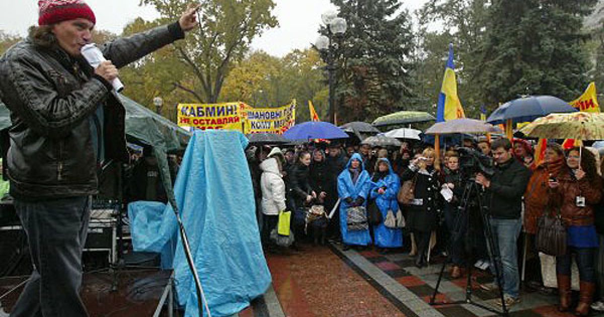Лідер гурту &rdquo;Скрябін&rdquo; Андрій Кузьменко (Кузьма) виступив на мітингу-протесті проти знищення секонд-хендів в Україні / © УНІАН