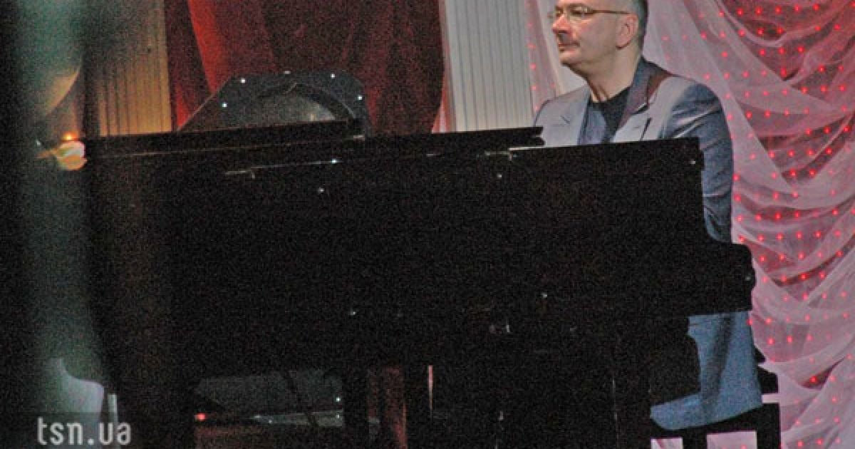 Костянтин Меладзе скромно сидів за роялем.