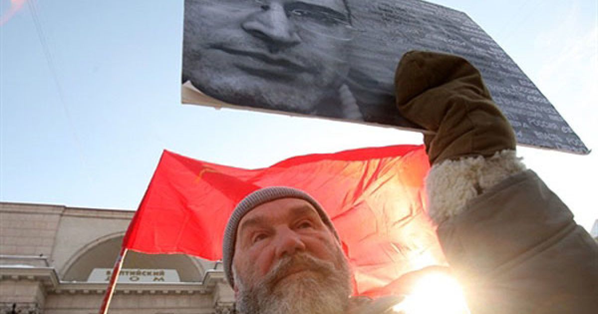 Росія, Санкт-Петербург. Чоловік тримає портрет колишнього глави компанії ЮКОС Михайла Ходорковського під час акції протесту "День народного гніву", яку провели активісти опозиції у Санкт-Петербурзі. Кілька сотень демонстрантів прийшли, щоб висловити свій гнів щодо поточної політичної ситуації у країні. / © AFP