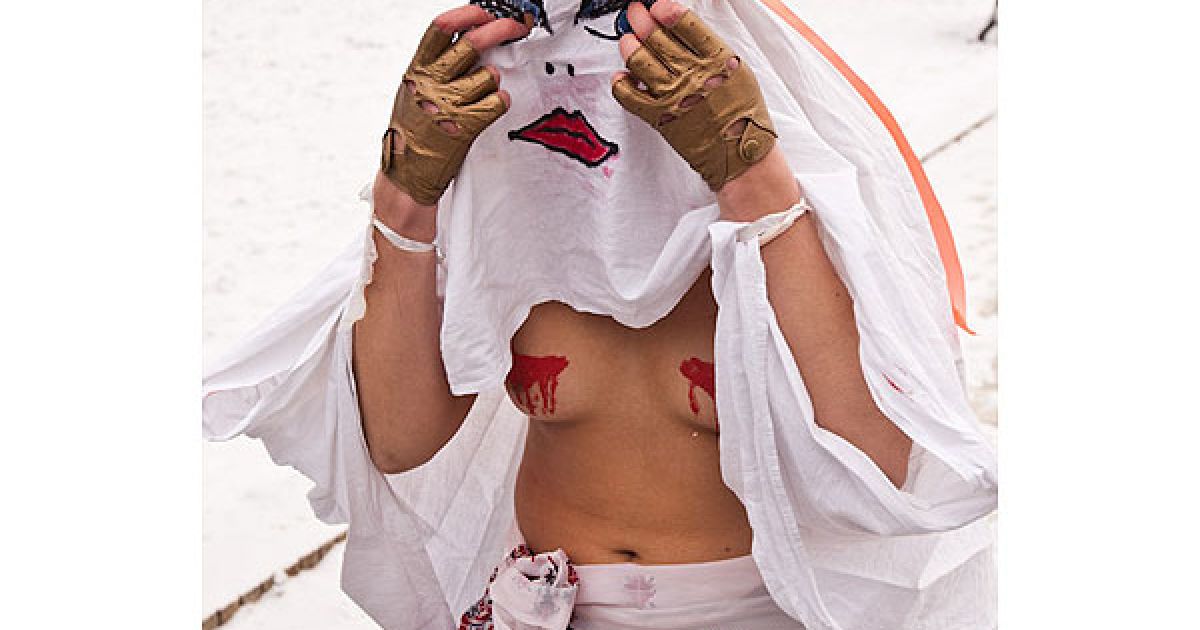 Жіночий рух FEMEN вирішив привітати прем'єр-міністра України Миколу Азарова з днем народження, адже 17 грудня 2010 року Микола Янович відзначає 63-річчя. / © Жіночий рух FEMEN