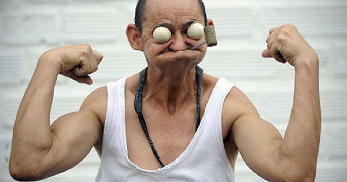 Колумбія, Медельїн. 49-річний колумбієць Вільям Чаваррьяга робить гримасу мультиплікаційного персонажа моряка Папая. Чаваррьяг працює в аеропорту Олайя Еррера у Медельїні, департамент Антіокия, протягом 30 років.