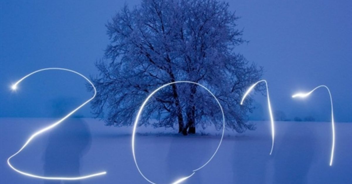 Німеччина. Новорічні написи ліхтариками. / © AFP