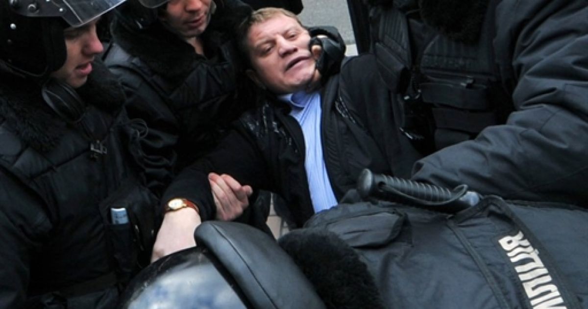 Біля пам'ятника Володимиру Леніну виникла бійка між комуністами і представниками Комітету помаранчевої революції. / © AFP