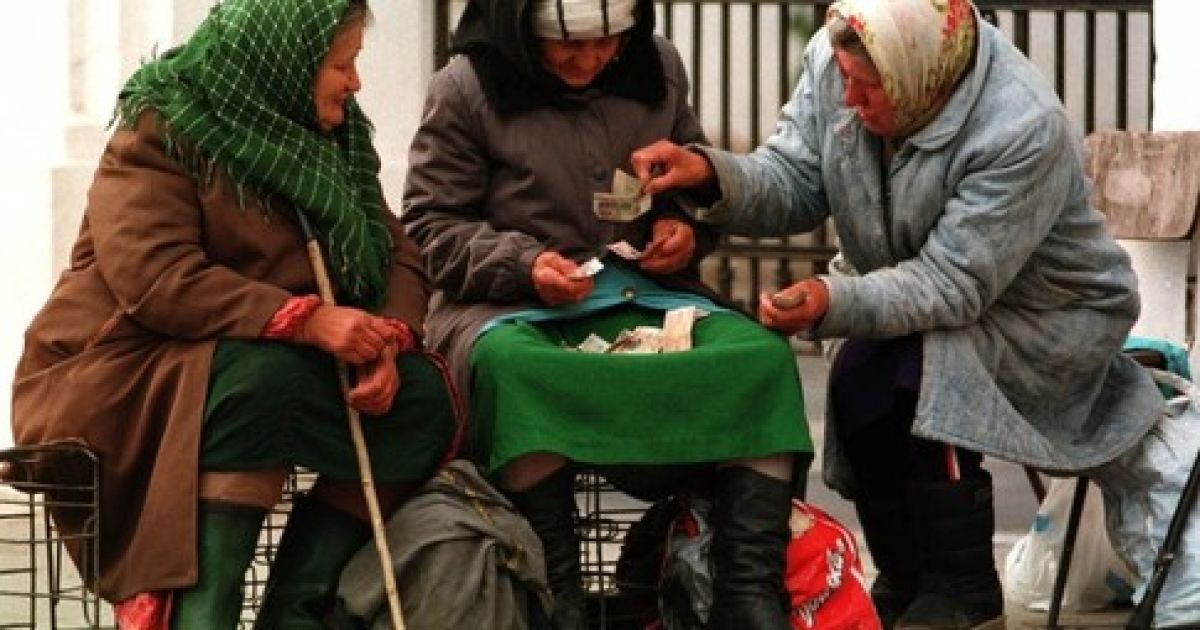 Низькі пенсії примушують людей звертатися до банків та страхових компаній