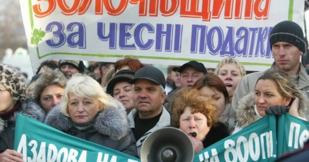 Кілька тисяч підприємців, які зібралися під стінами Верховної ради протестувати проти урядового проекту Податкового кодексу / © УНІАН