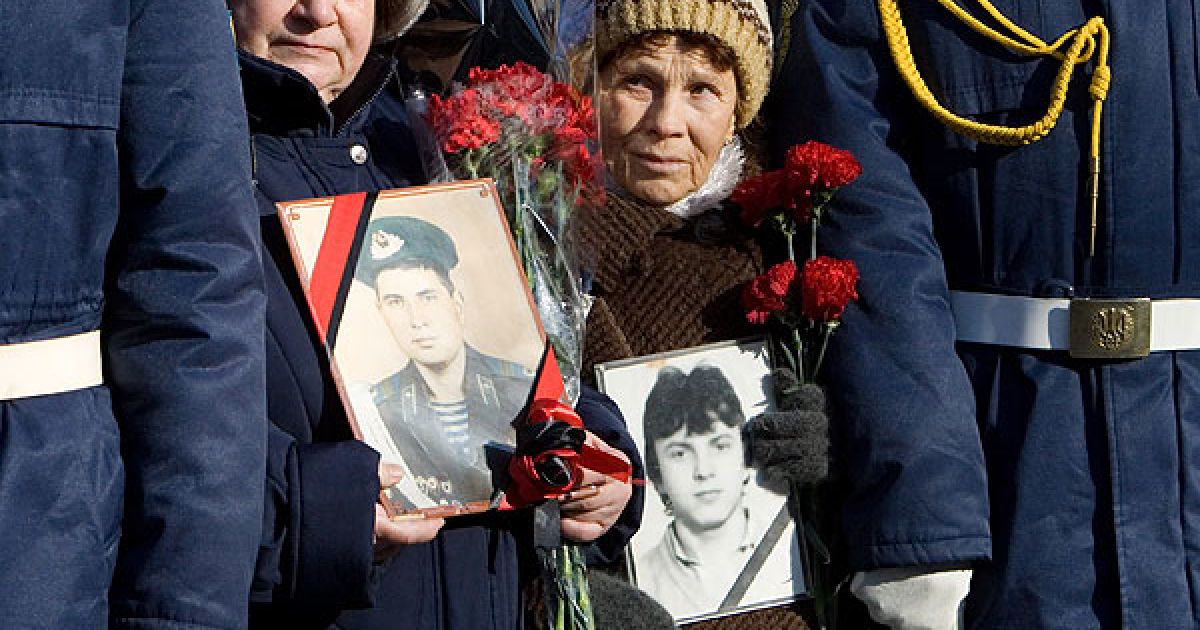 Участь у заході взяли представники Харківської обласної державної адміністрації, міської влади, ветерани-афганці, матері загиблих в Афганістані воїнів. / © President.gov.ua