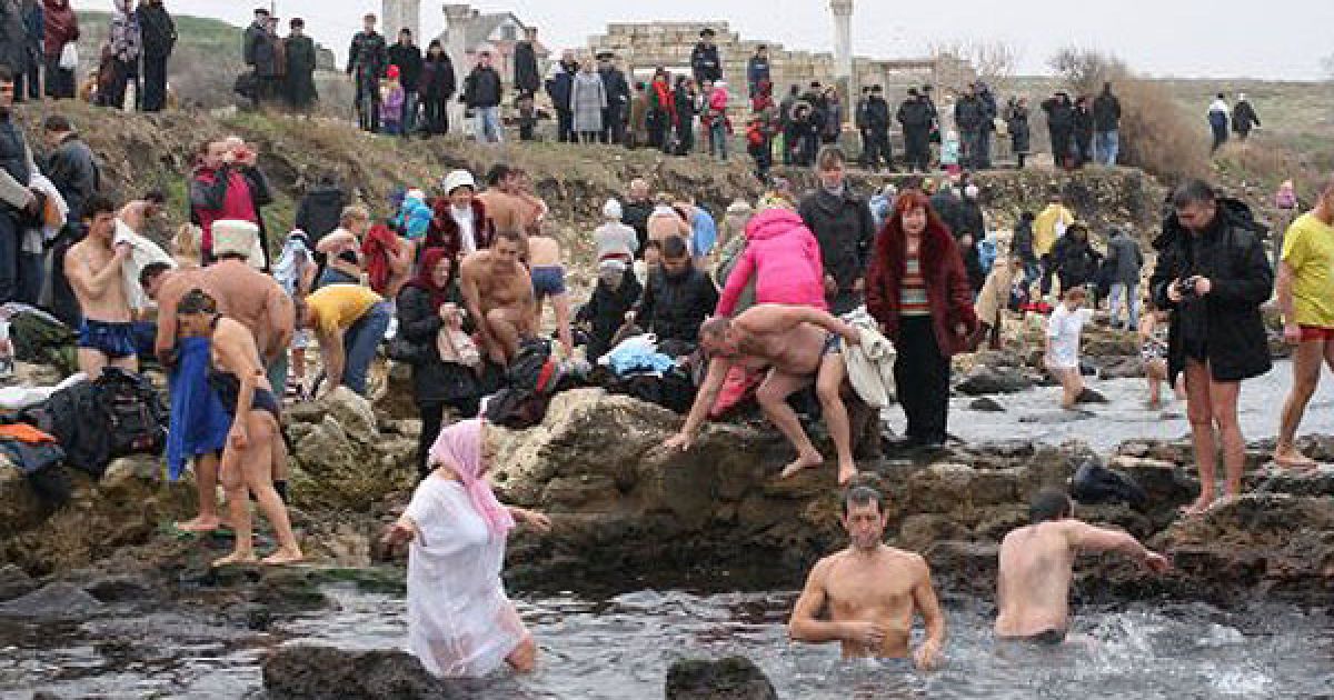 Водохресною водою лікуються у разі хвороби, кроплять житло, причому, за словами віруючих, освячена вода може зберігатися роками, залишаючись свіжою. / © УНІАН