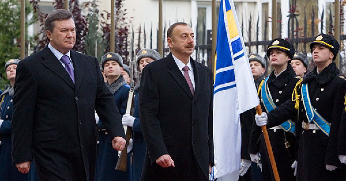 Біля будівлі адміністрації президента пройшла офіційна церемонія зустрічі Януковича та Алієва. / © President.gov.ua