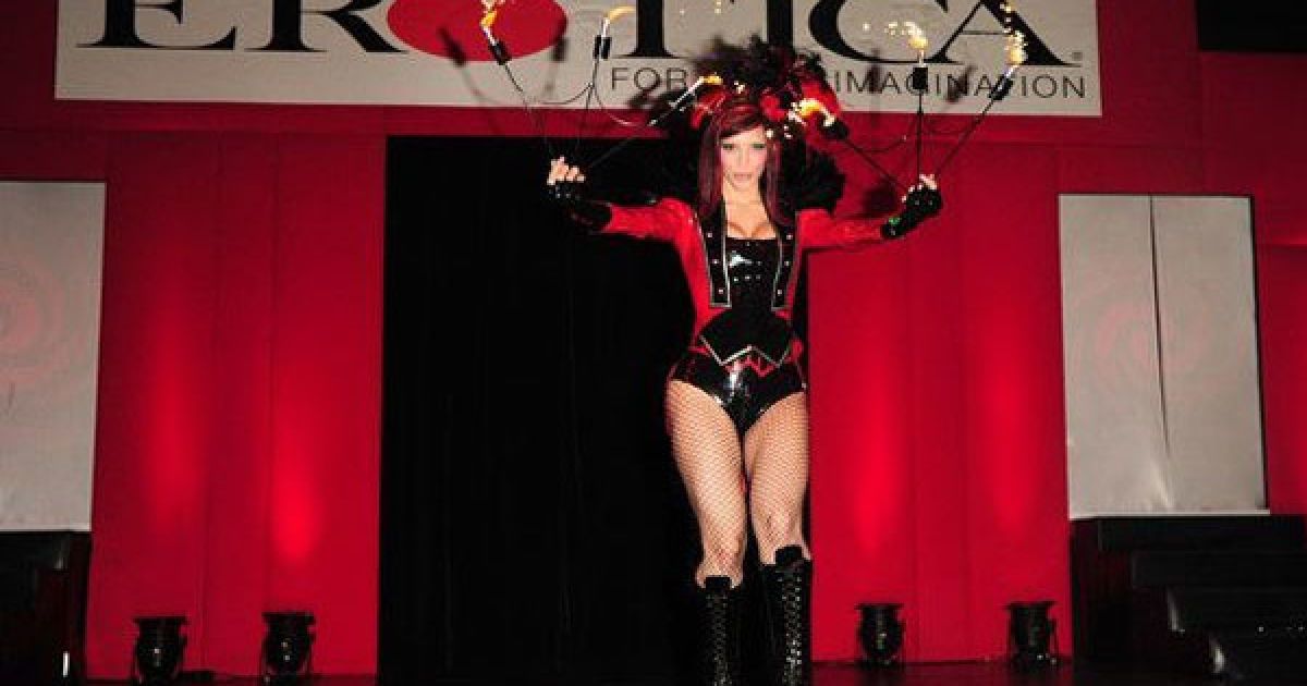 До програми виставки Erotica 2010 входять конкурс боді-арту, театралізовані вистави, фетиш-шоу і продаж товарів для інтимних розваг.