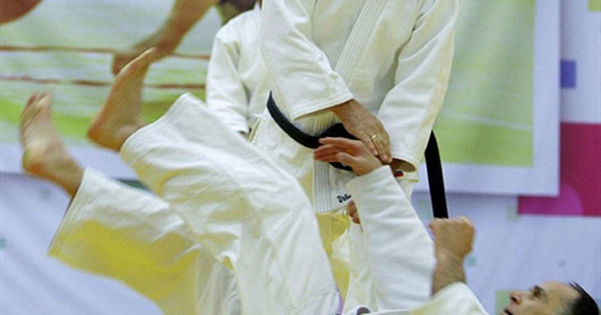 Глава російського уряду вийшов на татамі і провів тренування із членами збірної Росії з дзюдо. / © AFP