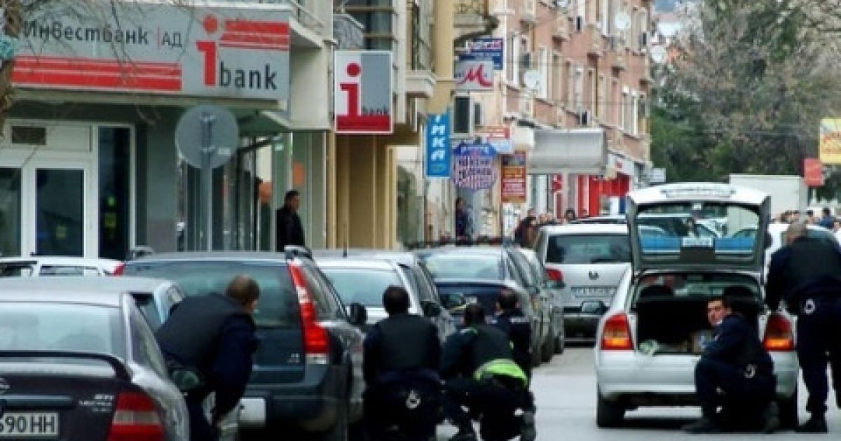 Жінка з пістолетом пограбувала банк на 50 тис. євро. Ілюстрація