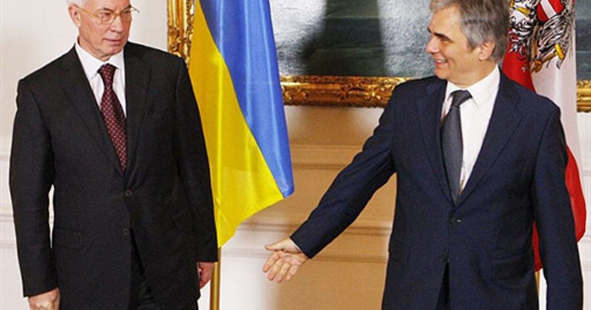 Австрія, Відень. Прем'єр-міністр України Микола Азаров вітається з австрійським канцлером Вернером Файманом під час зустрічі у Відні. / © AFP