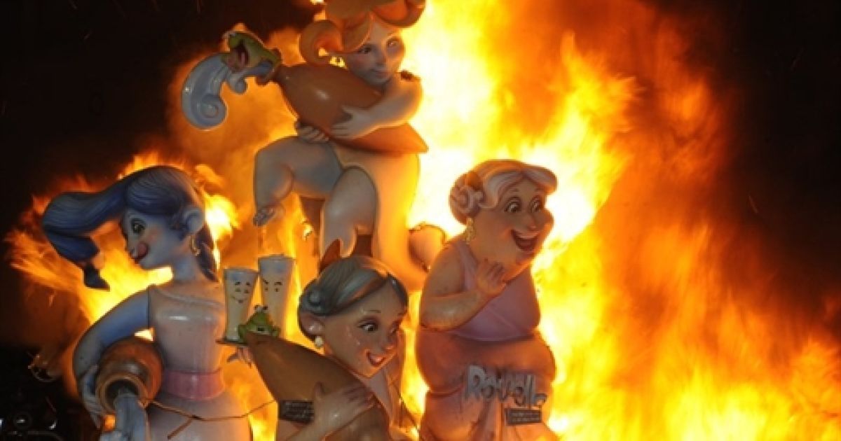 Цього року на вулицях Валенсії спалили 600 гігантських ляльок. / © AFP