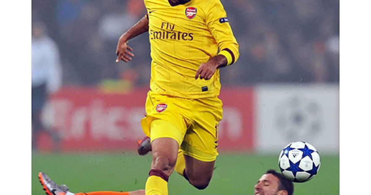 Разван Рац впав під час боротьби за м&rsquo;яч із Карлосом Велою / © AFP