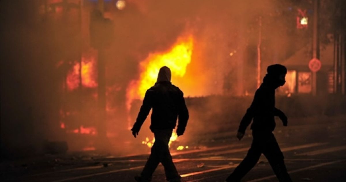 З настанням темряви Афіни накрила нова хвиля запеклих зіткнень. Десятки молодих, переміщаючись центром маленькими групами, закидали поліцейських пляшками із запальною сумішшю, каменями і палицями. / © AFP