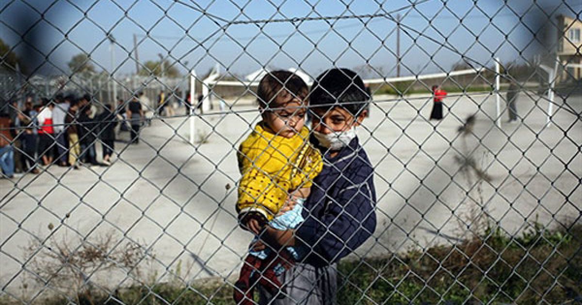 Греція, Філакіо. Діти іммігрантів стоять за парканом центру утримання іммігрантів у селі Філакіо на греко-турецькому кордоні. Прикордонники з 26 країн почали прибувати на північний схід Греції, щоб приборкати хвилю незаконних іммігрантів, які перетинають кордон з боку Туреччини. / © AFP