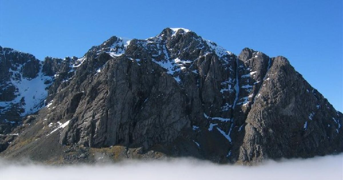 У Шотландії альпініст впав з висоти 300 метрів і відбувся синцями