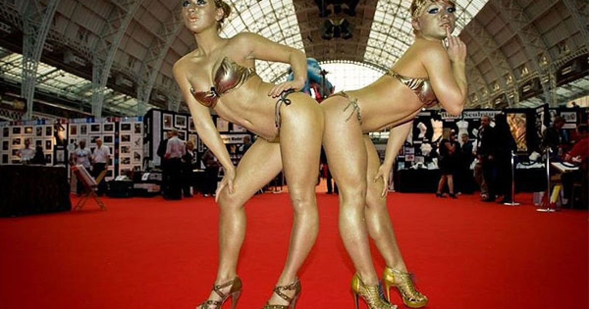 Виставка товарів для секс-індустрії Erotica 2010 у Олімпійському виставковому центрі в Лондоні.