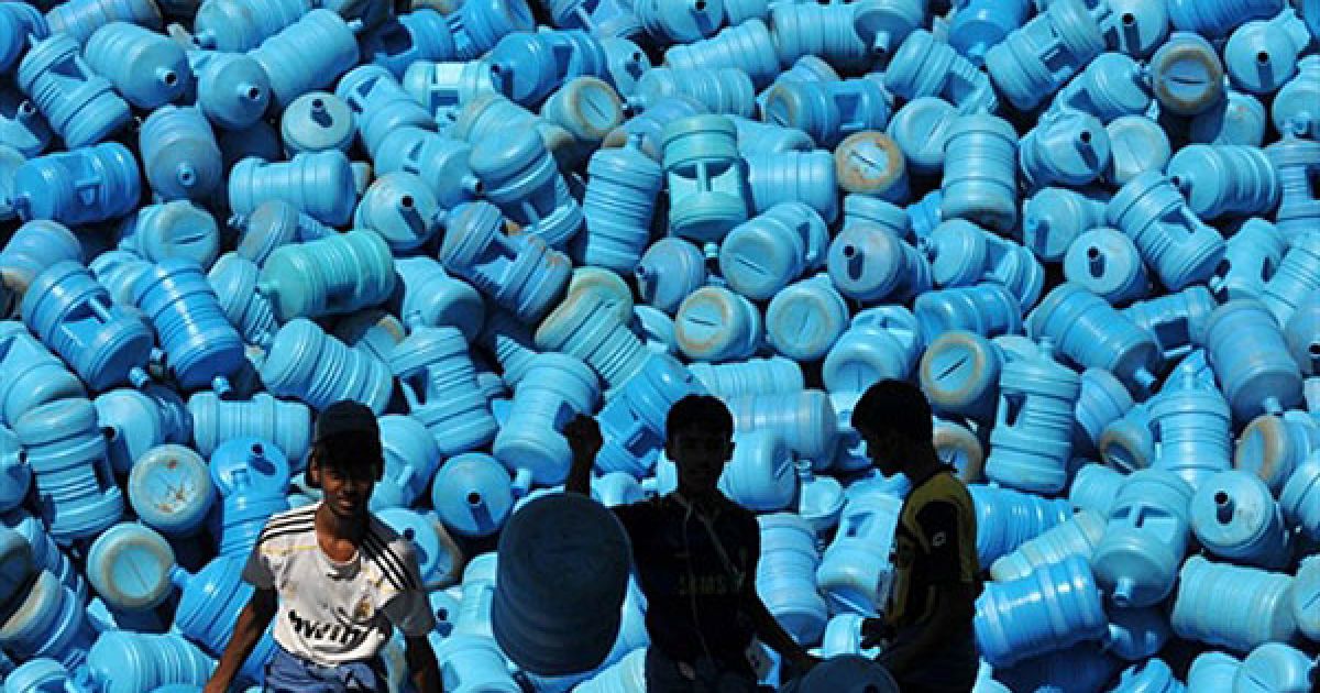 Саудівська Аравія, Мекка. Саудівські хлопчики сортують контейнери для води "замзам" у Мецці. Загідно ісламської віри, "замзами" є дивовижним джерелом води від Бога, яке з&rsquo;явилось тисячі років тому. Мільйони прочан кожного року під час виконання хаджу п&rsquo;ють саме цю воду. / © AFP