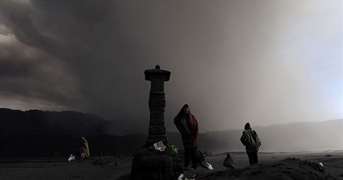 В Індонезії поблизу міста Чеморо Лаванг на сході острова Ява почалось виверження вулкана Бромо. / © AFP