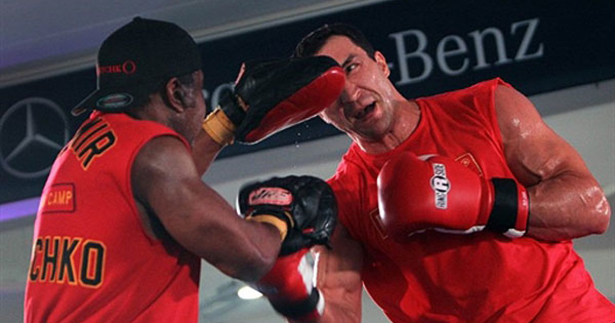 Німеччина, Гейдельберг. Український чемпіон світу з боксу за версіями IBF і WBO у суперважкій вазі Володимир Кличко боксує зі своїм тренером Емануелем Стюардом (США) під час відкритого тренування у місті Гейдельберг (Німеччина). На 11 грудня заплановано титульний бій Кличка проти Дерека Чісори (Великобританія). / © AFP
