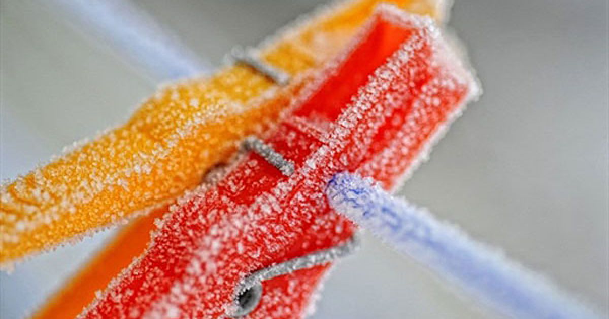 Німеччина, Ганновер. Дві вкриті кригою прищіпки для білизни висять на мотузці у північному німецькому місті Ганновері. / © AFP