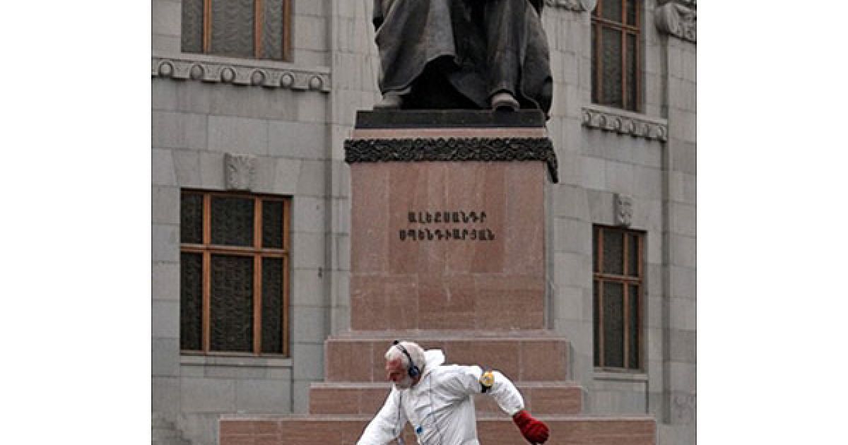 Вірменія, Єреван. Літній вірменин їде на ковзанах центром Єревана. / © AFP