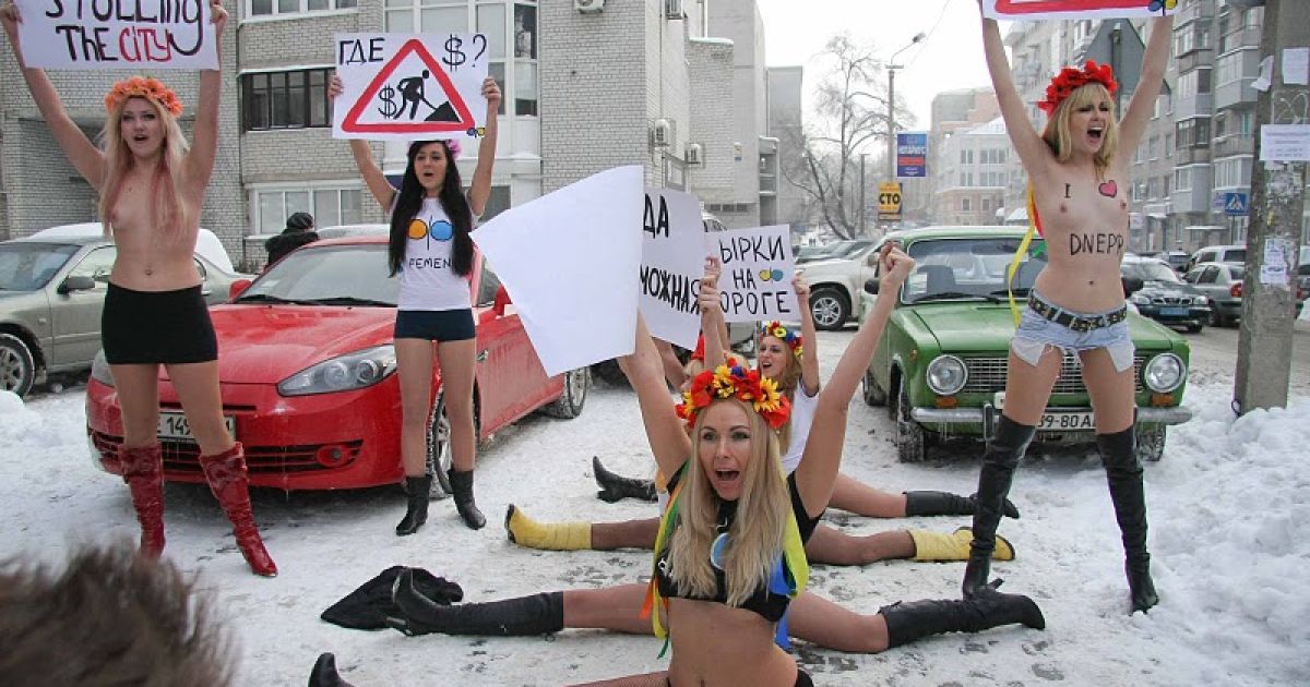 Десять оголених активісток FEMEN сіли на шпагат прямо на дорозі, прикривши собою ями та вибоїни / © femen.livejournal.com