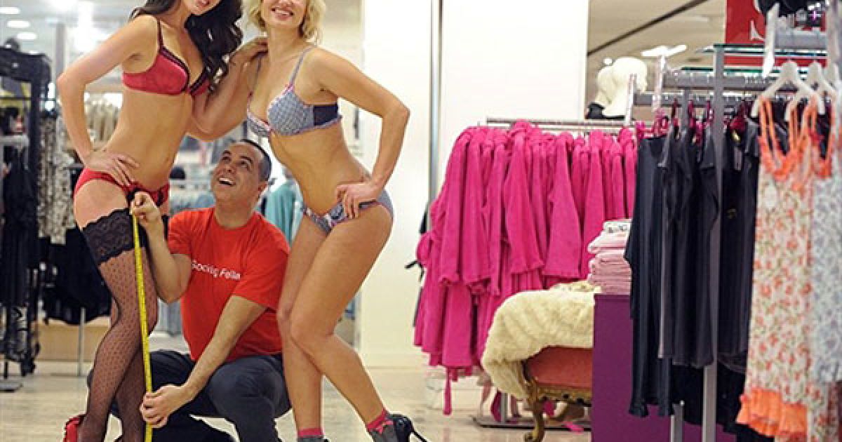 Великобританія, Лондон. Менеджер "Debenhams" представляє двох моделей у нижній білизні під час фотосесії в одному з магазинів компанії в центрі Лондона. У Європі тривають різдвяні розпродажі. / © AFP