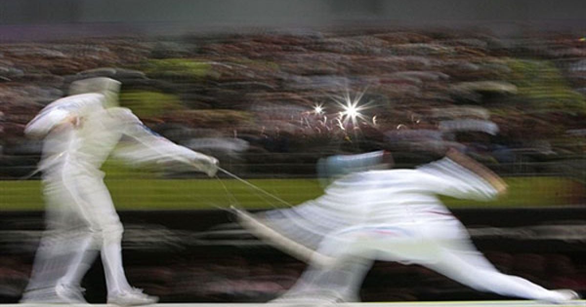 Франція, Париж. Французькі спортсмени Готьє Грумьє і Жан-Мішель Люсеней фехтують на шпагах під час півфінального матчу серед чоловіків на Чемпіонаті світу з фехтування. / © AFP