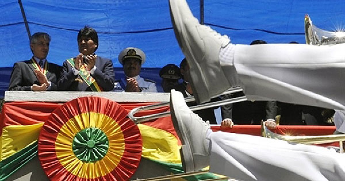 Болівія, Ла-Пас. Президент Болівії Ево Моралес, віце-президент Альваро Гарсія Лінера і головнокомандувач збройними силами Болівії Армандо Пачеко приймають військовий парад під час святкування 132-ої річниці битви при Каламі, в якій Болівія втратила вихід до моря у Чилі. / © AFP