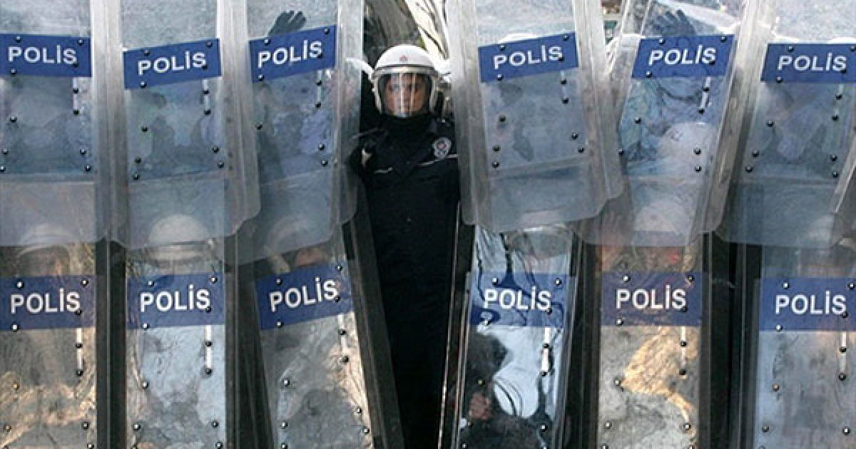 Туреччина, Анкара. Поліцейські вишикувались навпроти студентів, які провели акцію протесту проти ісламістського консервативного уряду в Анкарі. / © AFP