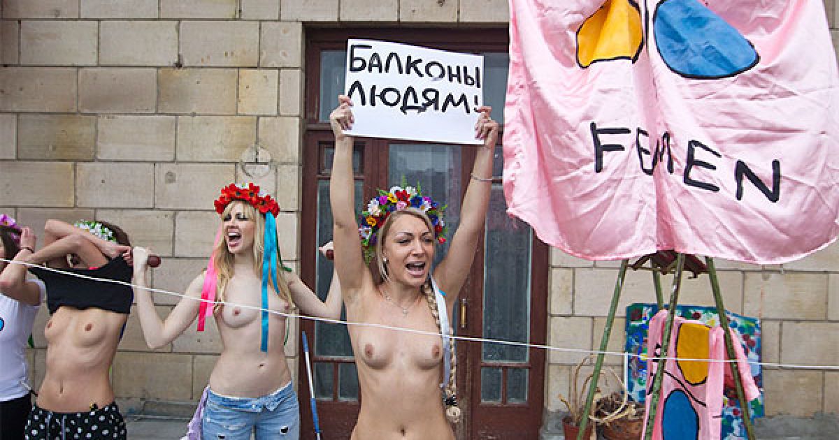 FEMEN провів топлес-протест під гаслами "Балкон це приватна власність" і "Існує бунтівний балкон" навпроти будівлі КМДА. / © Жіночий рух FEMEN