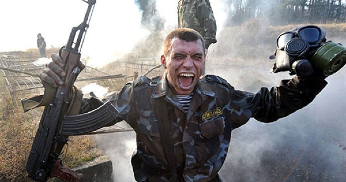 Білорусь, Мінськ. Солдат МВС Білорусі кричить після проходження через дим на смузі перешкод під час суворого фізичного іспиту на "Краповий берет". / © AFP