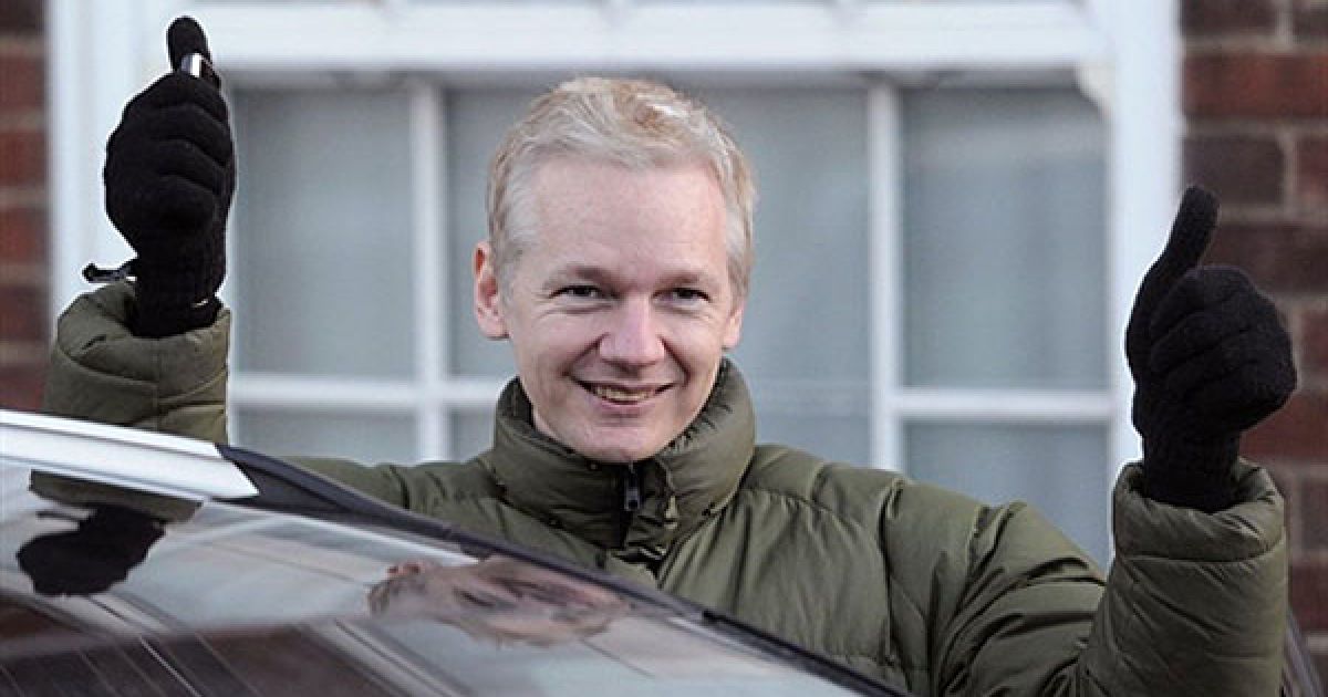 Великобританія, Бекклс. Засновник "WikiLeaks" Джуліан Ассанж показує великі пальці після візиту до поліцейської дільниці міста Бекклс, графство Саффолк, Східна Англія. Ассанжа було звільнено під заставу. / © AFP