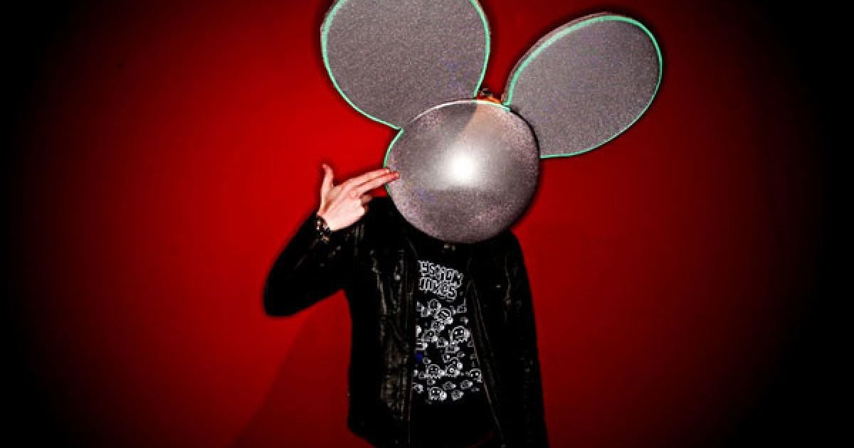 Джоел Циммерман, також відомий як ді-джей deadmau5, стоїть на сцені у Ван-Найс, Каліфорнія. (Jay L. Clendenin/Los Angeles Times) / © Los Angeles Times