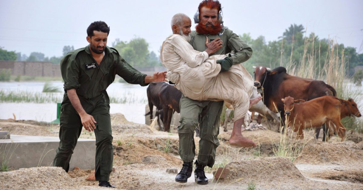 Солдат евакуює літнього чоловіка із затопленого регіону у Санаві. (REUTERS / Stringer)