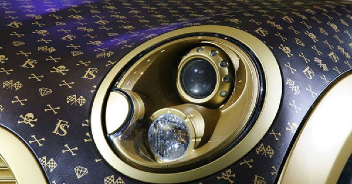 Дах, дзеркала, ручки, арки пофарбовано у матовий золотий колір. / © Etoday