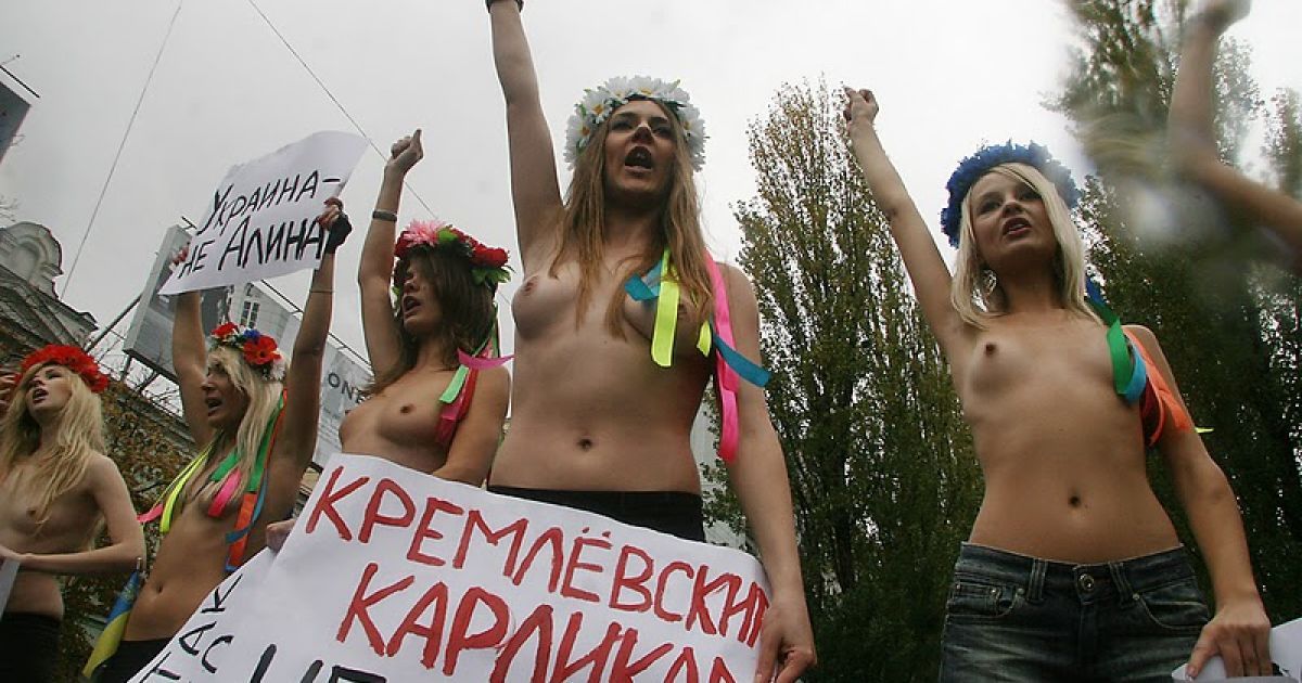 Активістки жіночого руху FEMEN влаштували біля пам&rsquo;ятника Леніну в центрі Києва топлес-акцію "Україна - не Аліна" проти візиту до України прем'єр-міністра Росії Володимира Путіна. / © femen.livejournal.com