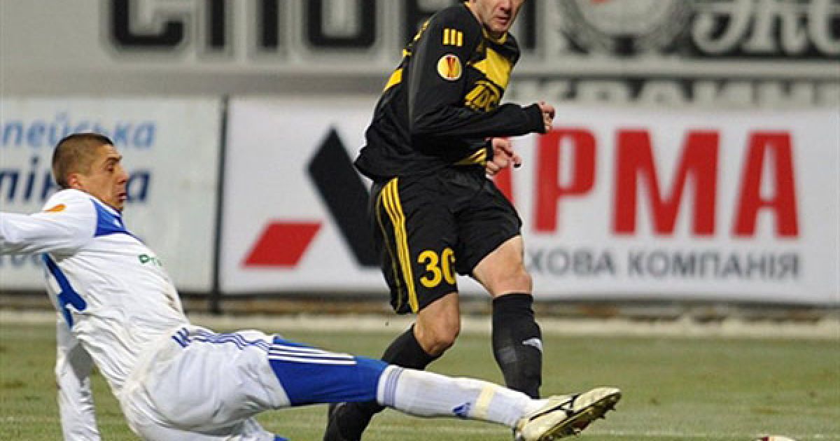 Євген Хачеріді ("Динамо") намагаєтсья обвести Володимира Бранковіча ("Шериф") / © AFP