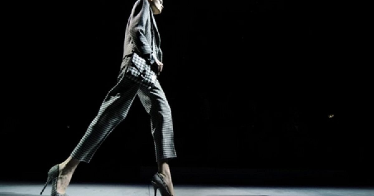 Італія, Мілан. Модель демонструє одяг з колекції Salvatore Ferragamo сезону осінь-зима 2011-2012 під час показів прет-а-порте на Тижні моди у Мілані. / © AFP