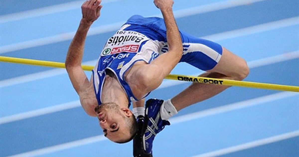 Франція, Париж. Констадінос Баніотіс з Греції виступає під час змагань зі стрибків у висоту серед чоловіків на Чемпіонаті Європи з легкої атлетики у приміщеннях. / © AFP
