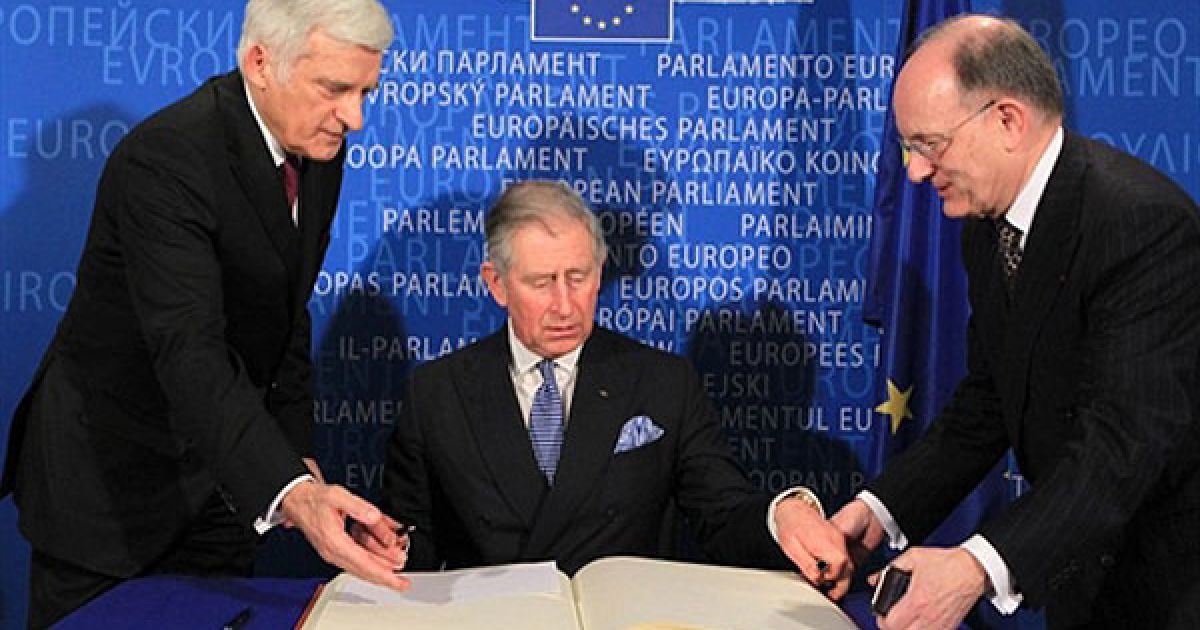 Бельгія, Брюссель. Президент Європейського парламенту Єжи Бузек жестикулює, доки британський принц Чарльз робить запис у Золотій книзі під час зустрічі перед кліматичною конференцією у Європейському парламенті. / © AFP