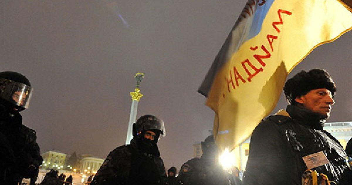 В центрі Києва під наглядом озброєної міліції комунальники знесли наметове містечко підприємців, які протестували проти Податкового кодексу. / © AFP