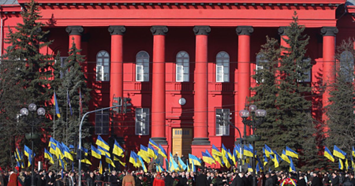 Урядовці взяли участь у церемонії покладання квітів до пам&#039;ятника Тарасу Шевченку в Києві. / © Українські національні новини