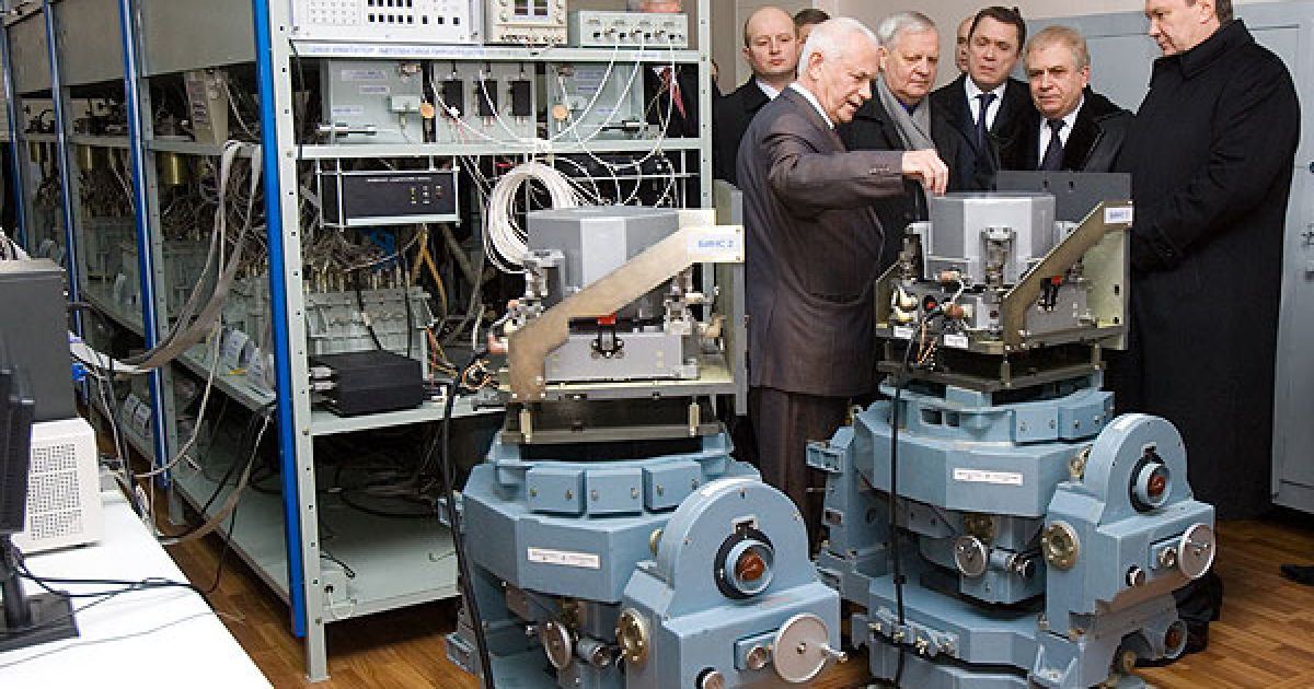 Віктор Янукович також оглянув комплексні стенди випробування системи управління ракет-носіїв. / © President.gov.ua