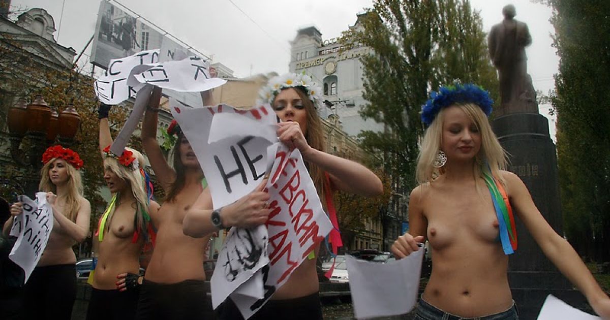 Активістки жіночого руху FEMEN влаштували біля пам&rsquo;ятника Леніну в центрі Києва топлес-акцію "Україна - не Аліна" проти візиту до України прем'єр-міністра Росії Володимира Путіна. / © femen.livejournal.com
