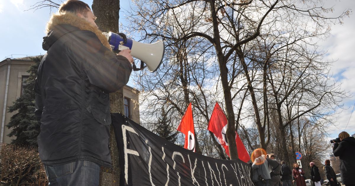 Учасники акції висловити протест "імперіалістичній політиці США" і військовій операції країн НАТО проти режиму Муаммара Каддафі.