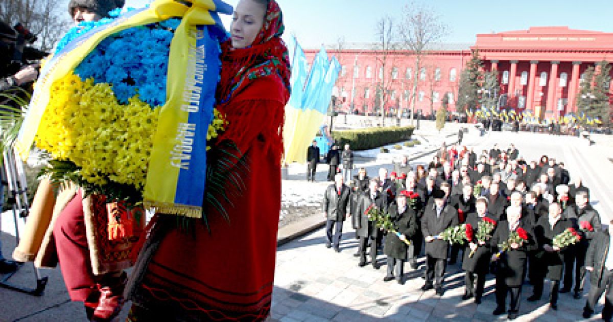 Урядовці взяли участь у церемонії покладання квітів до пам&#039;ятника Тарасу Шевченку в Києві. / © Українські національні новини