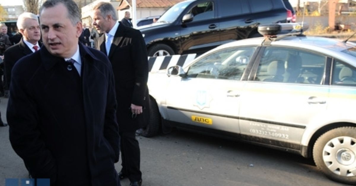 Віце-прем&#039;єр так прокоментував цю ситуацію: "Не треба обганяти справа, але громада не має страждати. Я подарую львівській ДАІ нову машину. Якщо таке робиться на території автобусного заводу, то що ж робиться на дорогах". / © ЗІК
